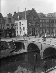 816667 Gezicht op de Geertebrug over de Oudegracht te Utrecht, met links het huis Oudegracht 323 en rechts de huizen ...